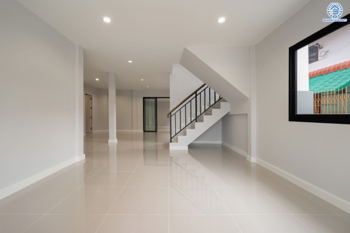 บ้านมือสองตกแต่งใหม่ ม.เมืองเอกประจิม พหลโยธิน87 ตกแต่งครบทุกฟังก์ชัน เนื้อที่ 100 ตร.ว. พื้นที่ใช้สอยเยอะ พร้อมฟังก์ชัน 3 ห้องนอน 4 ห้องน้ำ 1 ห้องอเนกประสงค์ 1 ห้องแม่บ้าน จอดรถได้ 4 คัน เชื่อมต่อทุกการเดินทาง ใกล้รถไฟฟ้าสายสีแดง "สถานีหลักหก"และทางด่วน "ศรีสมาน"